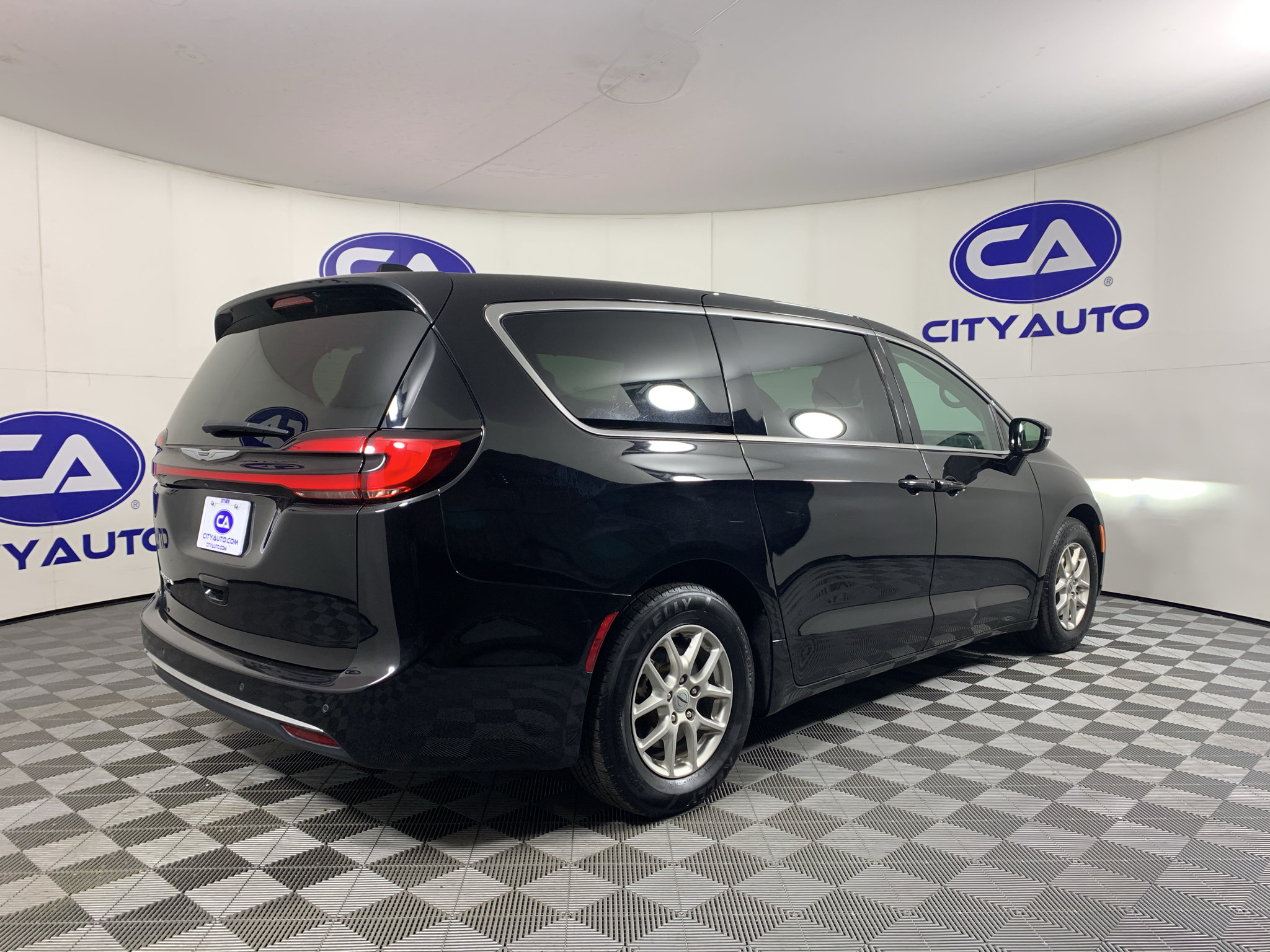 Used 2024 Chrysler Pacifica Touring-L FWD image 3