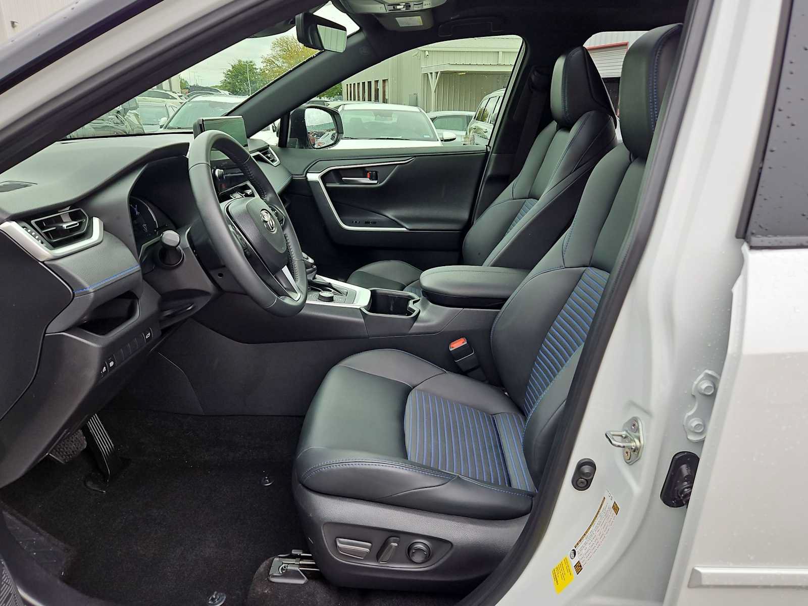 Used 2025 Toyota RAV4 XSE AWD/4WD image 23