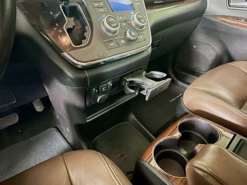 Used 2018 Toyota Sienna Limited image 26