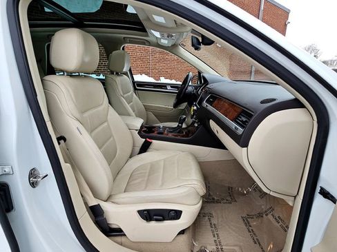 Used 2014 Volkswagen Touareg Sport image 10