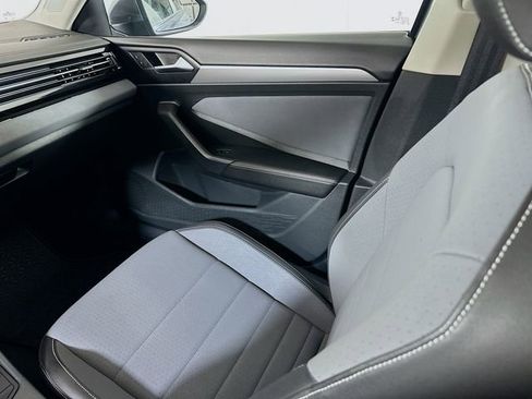 Used 2025 Volkswagen Jetta SE w/ Sunroof Package image 24