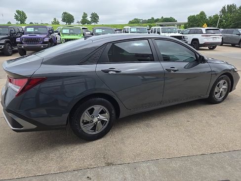 Used 2025 Hyundai Elantra SE FWD image 13