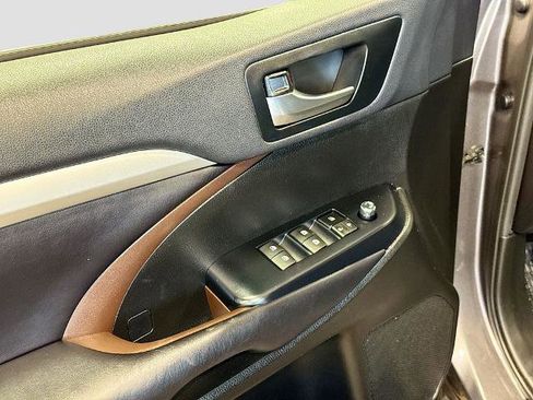 Used 2019 Toyota Highlander XLE image 15