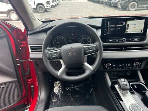 Used 2025 Mitsubishi Outlander SE AWD/4WD image 16