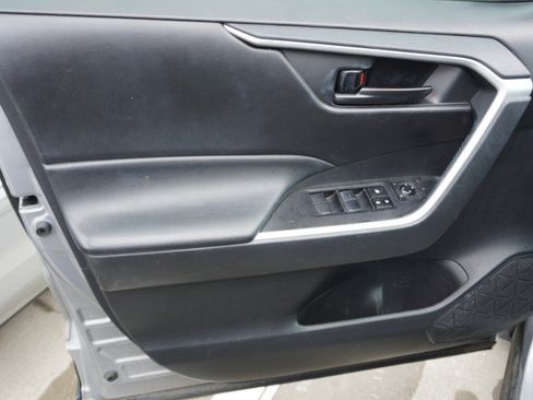 Used 2021 Toyota RAV4 LE AWD/4WD image 13