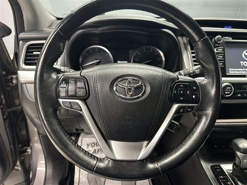 Used 2017 Toyota Highlander XLE AWD/4WD image 22
