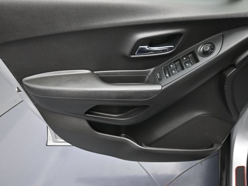 Used 2020 Chevrolet Trax LS FWD image 21