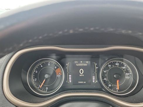 Used 2016 Jeep Cherokee Latitude w/ Comfort/Convenience Group AWD/4WD image 18