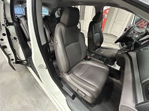 Used 2018 Honda Odyssey Touring image 5