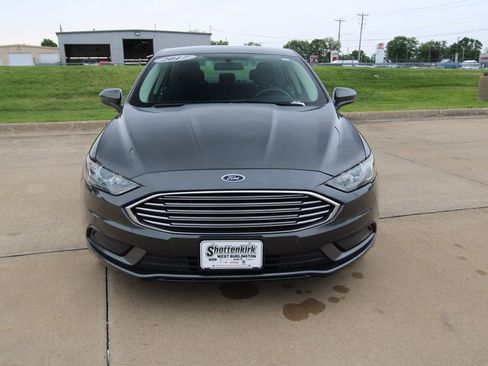 Used 2017 Ford Fusion SE w/ Fusion SE Technology Package FWD image 2