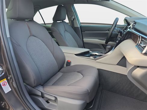 Used 2019 Toyota Camry LE image 10