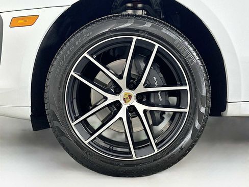 Certified 2025 Porsche Macan image 32