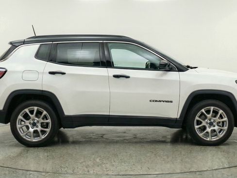 Used 2025 Jeep Compass Limited image 11