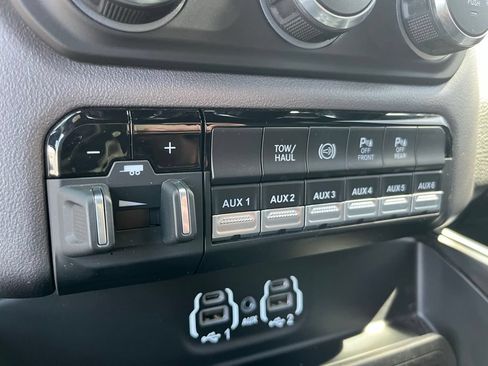 Used 2023 RAM 2500 Big Horn w/ Night Edition AWD/4WD image 19