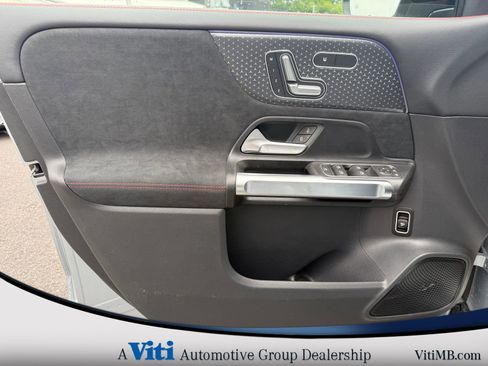Used 2025 Mercedes-Benz GLB 250 4MATIC image 11