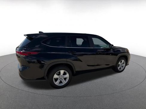 Used 2025 Toyota Highlander LE FWD image 14
