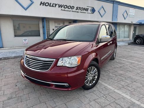 Used 2014 Chrysler Town & Country Touring-L w/ Driver Convenience Group FWD image 2