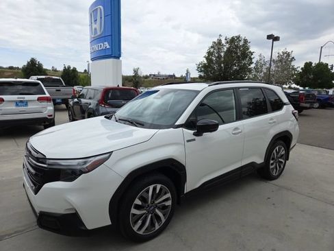 Used 2025 Subaru Forester Touring AWD/4WD image 1