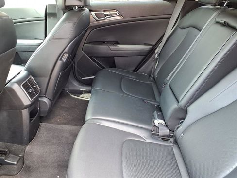 Used 2025 Kia Sportage EX image 11
