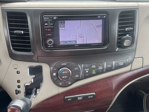 Used 2013 Toyota Sienna XLE w/ Entertainment Pkg image 4