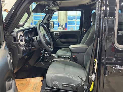 Used 2025 Jeep Wrangler Willys image 12