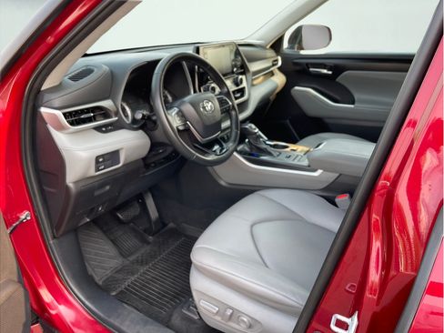 Used 2021 Toyota Highlander XLE AWD/4WD image 11