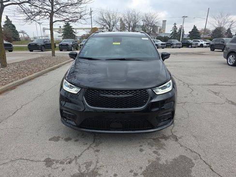 New 2026 Chrysler Pacifica Select image 2