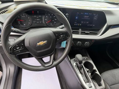 Used 2024 Chevrolet Trax LS w/ LS Convenience Package FWD image 10