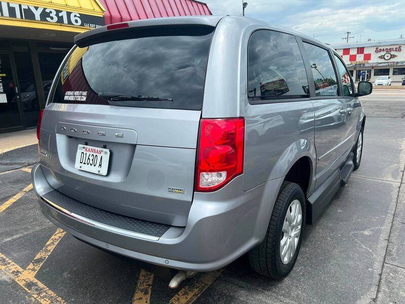 Used 2017 Dodge Grand Caravan SE w/ Power Window Group FWD image 12