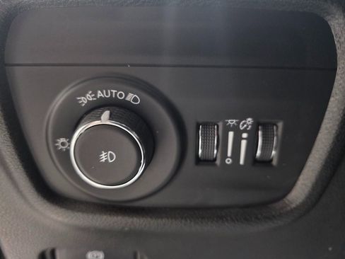 Used 2023 Jeep Grand Cherokee Limited image 38