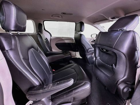 Used 2024 Chrysler Pacifica Touring-L FWD image 27
