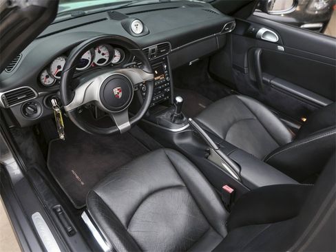 Used 2010 Porsche 911 Cabriolet image 4