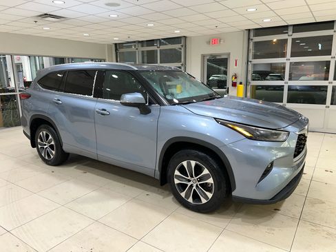 Used 2022 Toyota Highlander XLE image 1