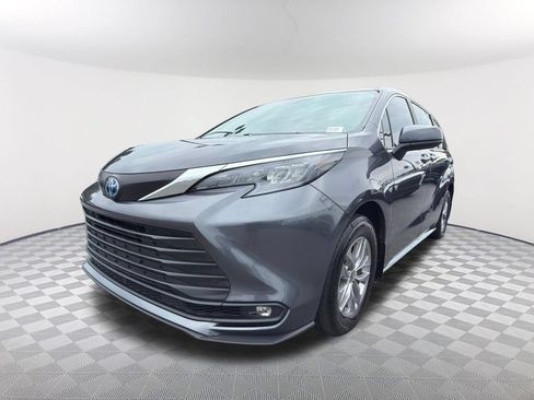 Used 2025 Toyota Sienna XLE FWD image 1