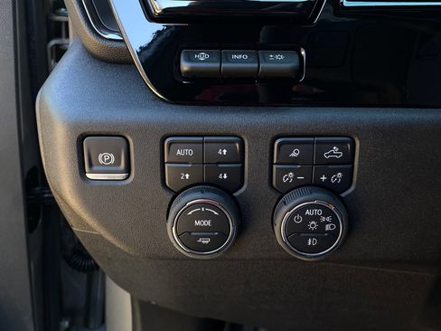 Used 2025 Chevrolet Silverado 2500 ZR2 w/ Technology Package image 30