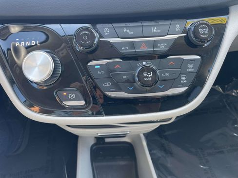 Used 2024 Chrysler Pacifica Touring-L FWD image 25
