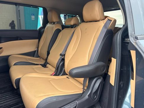 Used 2022 Kia Carnival EX FWD image 10