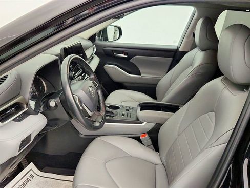 Used 2023 Toyota Highlander XLE image 19
