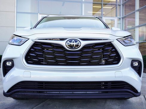 Used 2022 Toyota Highlander XLE image 6