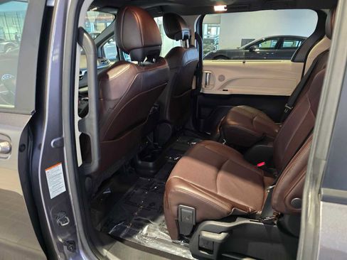 Used 2023 Toyota Sienna Platinum AWD/4WD image 17