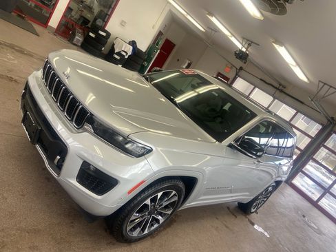 Certified 2022 Jeep Grand Cherokee Overland image 11
