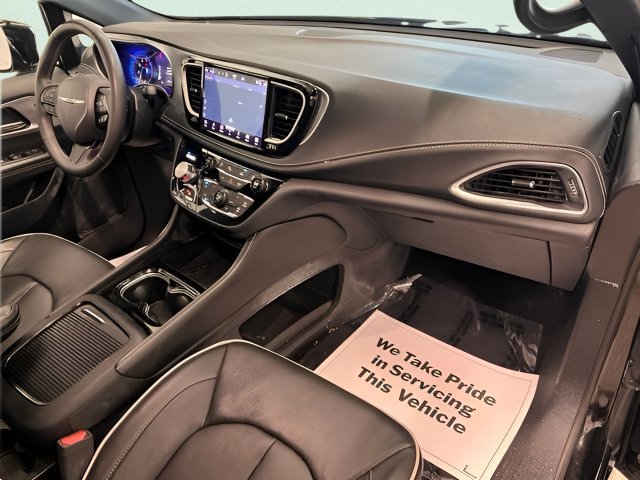 Used 2025 Chrysler Pacifica Limited FWD image 31