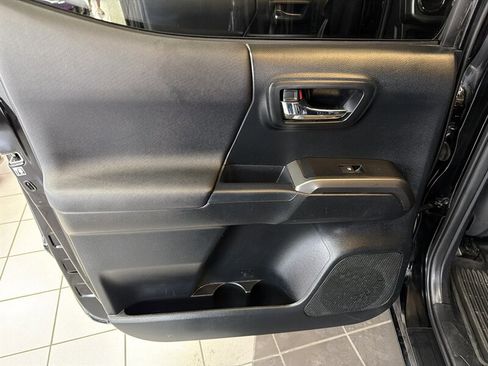 Used 2017 Toyota Tacoma TRD Off-Road image 23