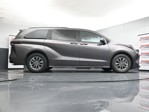Used 2024 Toyota Sienna XLE FWD image 38