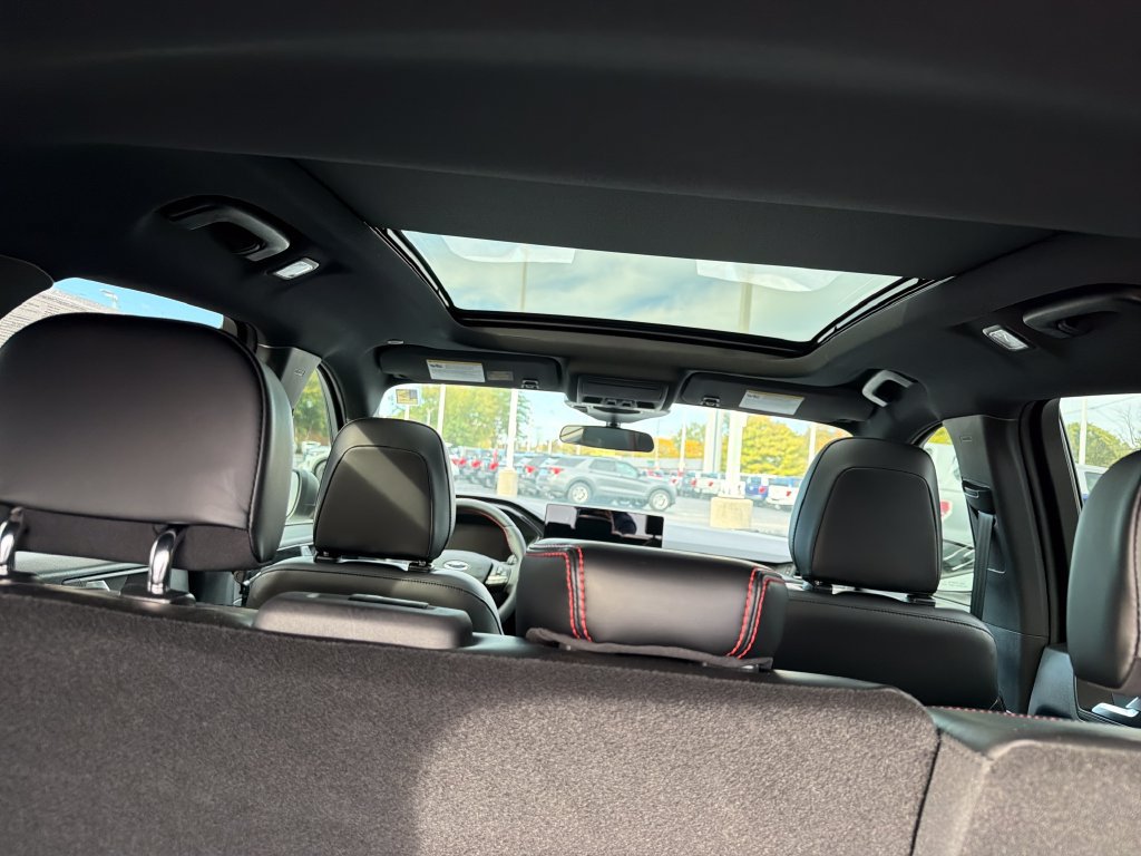 Used 2025 Ford Escape ST-Line w/ Tech Pack #1 FWD image 9