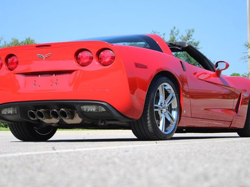 Used 2007 Chevrolet Corvette Coupe w/ Performance Package RWD image 19