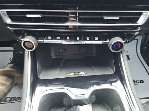 Used 2024 Chevrolet Traverse LT image 47