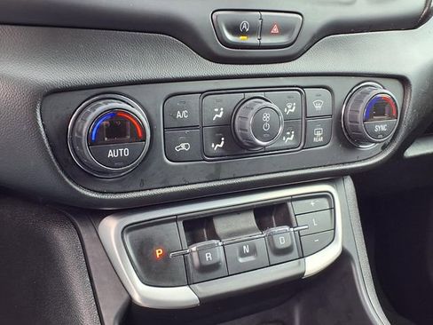 Used 2022 GMC Terrain SLE w/ Driver Convenience Package image 12