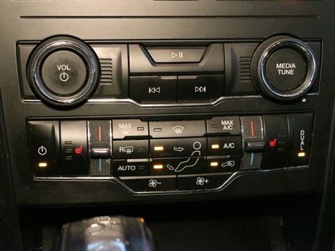 Used 2018 Ford Explorer XLT w/ Equipment Group 202A AWD/4WD image 28