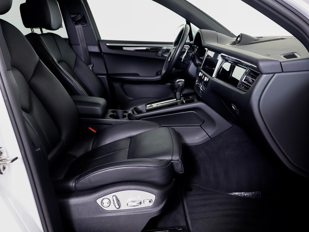Certified 2025 Porsche Macan AWD/4WD image 8